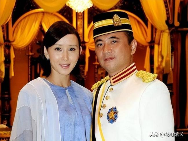 伏明霞全家罕见同框 完全富婆样 女儿似明星