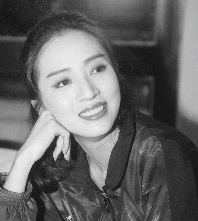 张艺谋最大遗憾不是巩俐，而是她：一行字看哭众人