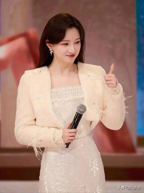 她比董卿知性、比周涛漂亮、39岁未婚育