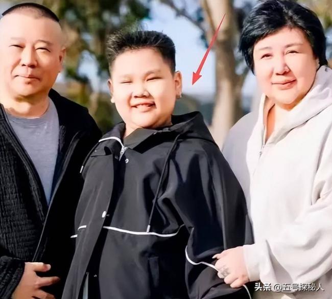 郭德纲二儿子长相太着急 和老妈共用一张脸
