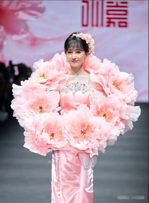 73岁赵雅芝首次登时尚秀场 状态比年轻女星还好（配图1）