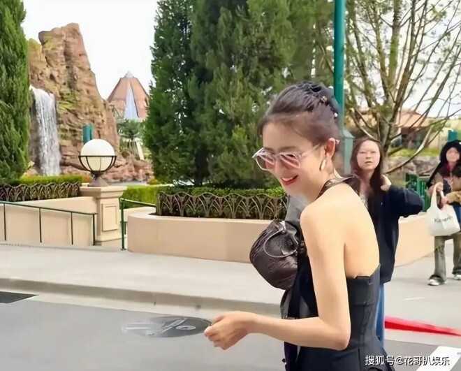 佟丽娅董璇路人拍的生图曝光 网友：像两老巫婆（配图16）