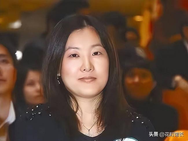 伏明霞全家罕见同框 完全富婆样 女儿似明星