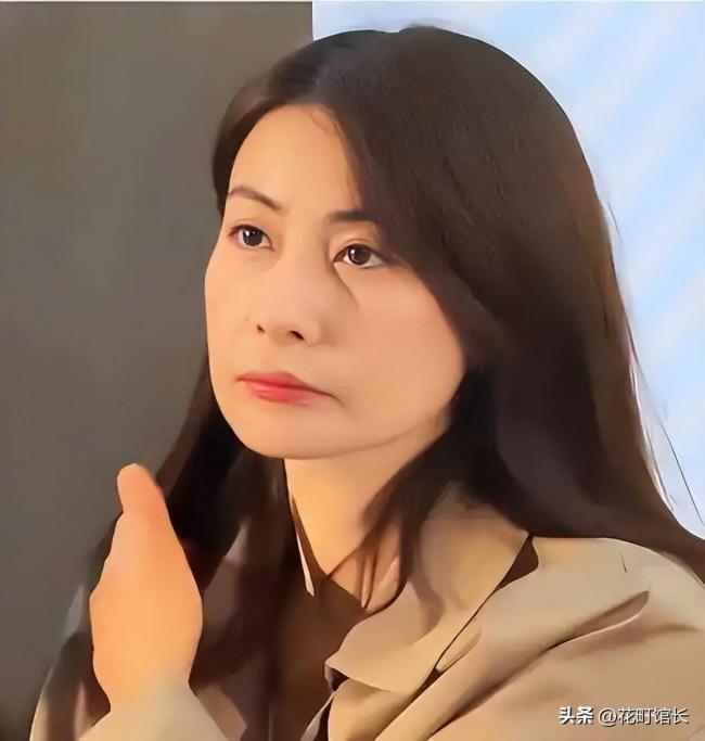 伏明霞全家罕见同框 完全富婆样 女儿似明星