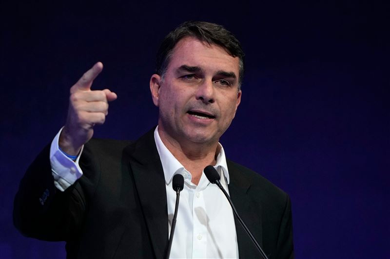 巴西前總統波索納洛之子、現任參議員佛拉維歐・波索納洛（Flavio Bolsonaro）將角逐10月總統大選。（圖／美聯社／達志影像）
