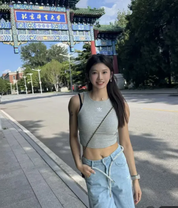 吴艳妮晒硕士毕业照，被批浓妆艳抹