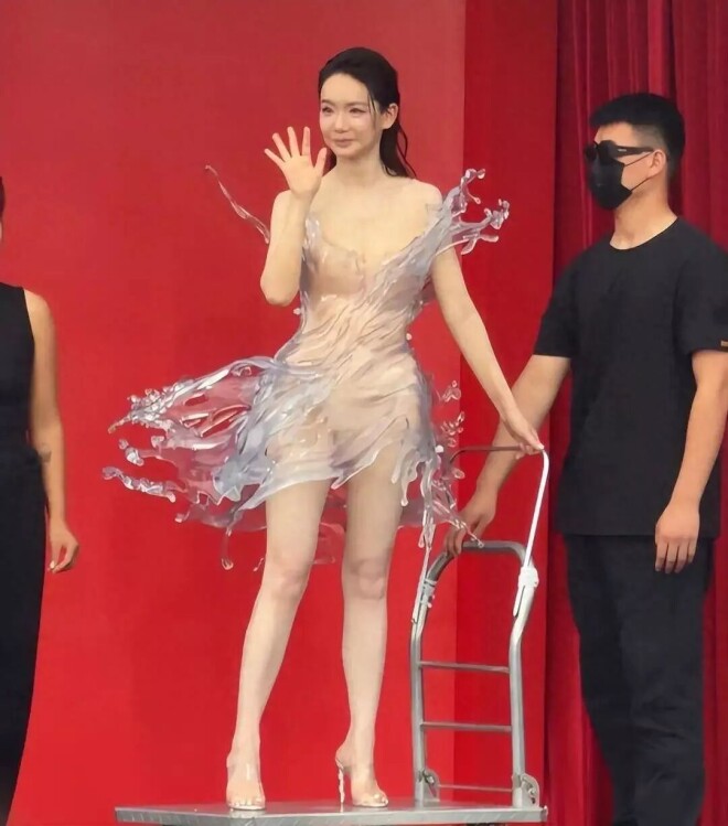 全透明、没一块布料 戚薇宋妍霏被指擦边（配图1）