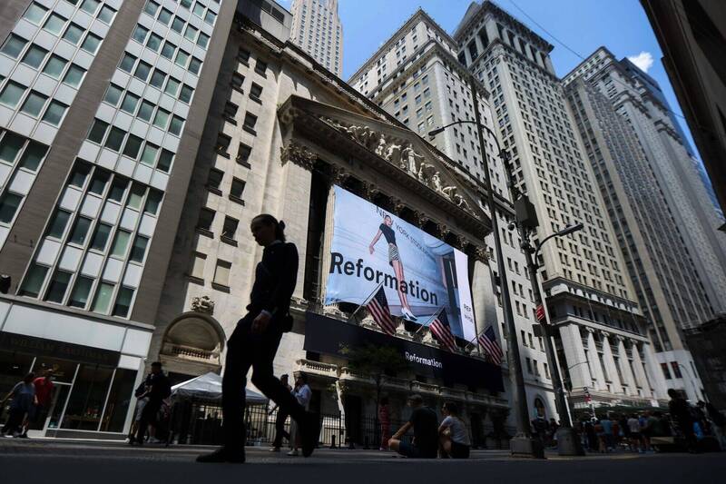 淨資產1000萬美元或以上的人通常享有更大的財務彈性，可以更依賴投資收益而非就業收入。（示意圖，彭博）
