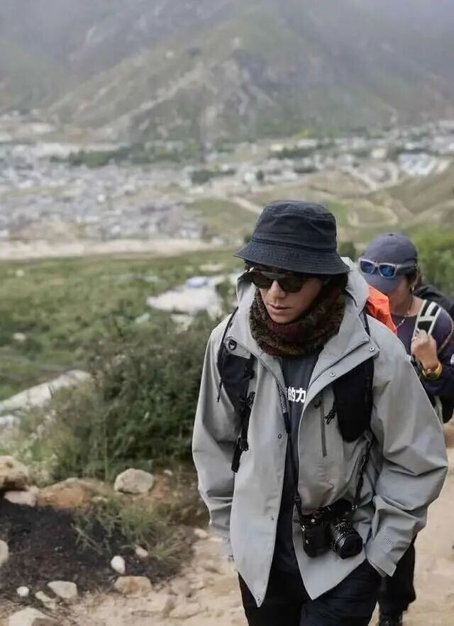 50岁陈坤暴瘦10斤白发明显 未婚带娃 24 年（配图12）