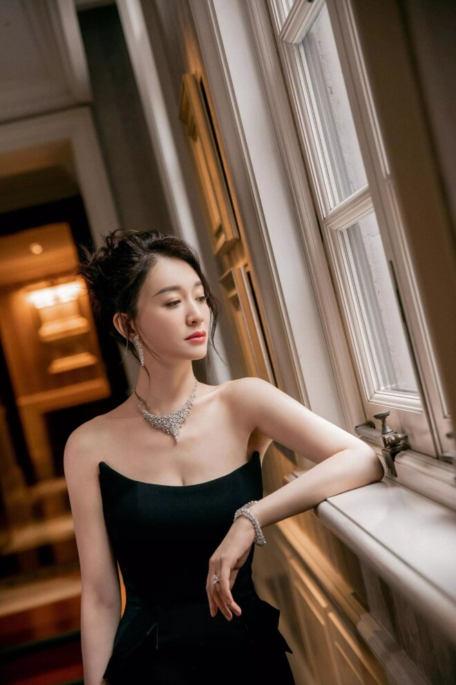 50岁李小冉现身 穿抹胸身材极品白皙（配图17）
