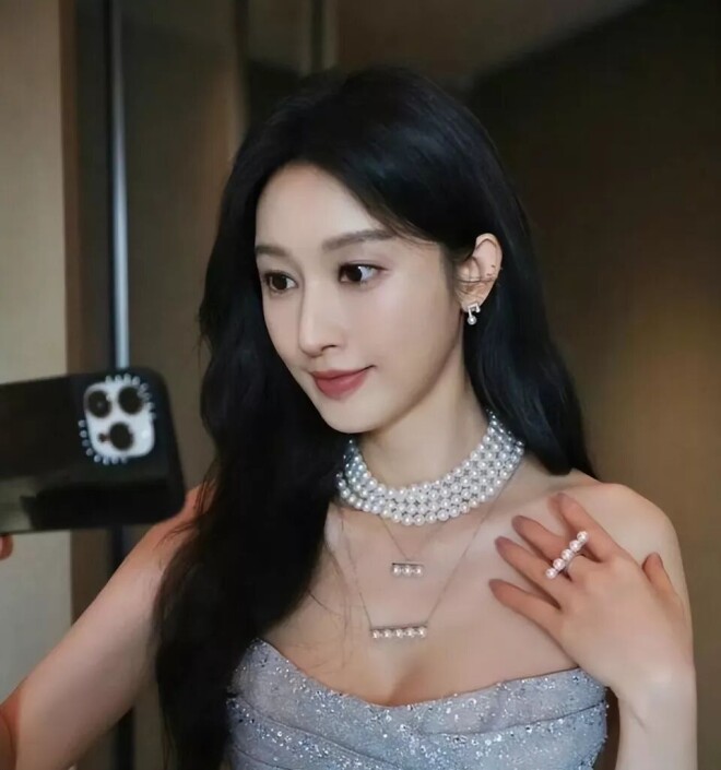 她比杨幂丰满皮肤比刘亦菲白 可惜就是红不了（配图20）