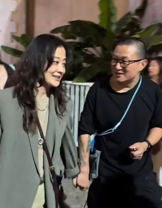 50岁梅婷和老公乌镇逛街被偶遇 网友看完都羡慕（配图2）