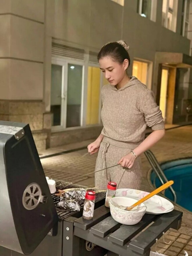 何超莲罕晒三太8000尺山顶豪宅 4层高带私人泳池（配图3）
