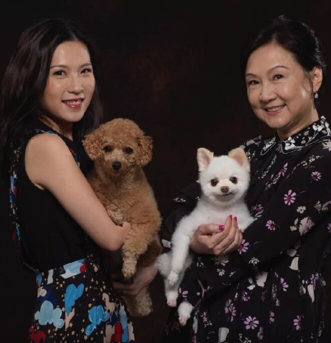 71岁王晶为妻庆生全家福曝光 女儿长相似妈妈（配图4）