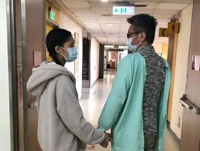 去世5年的女儿 出现在父亲的毕业礼上（配图4）