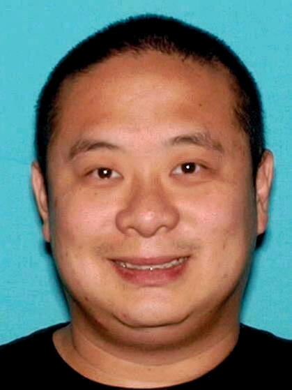 遭聯邦執法人員拘捕的38歲的聖蓋博居民Greg Lui（左），又名Yiu Kon...