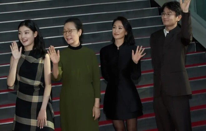 51岁周迅同框71岁奚美娟 一个灵动一个优雅（配图17）