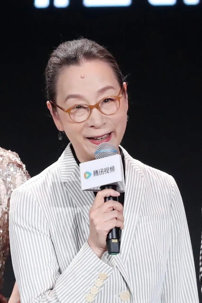 51岁周迅同框71岁奚美娟 一个灵动一个优雅（配图13）