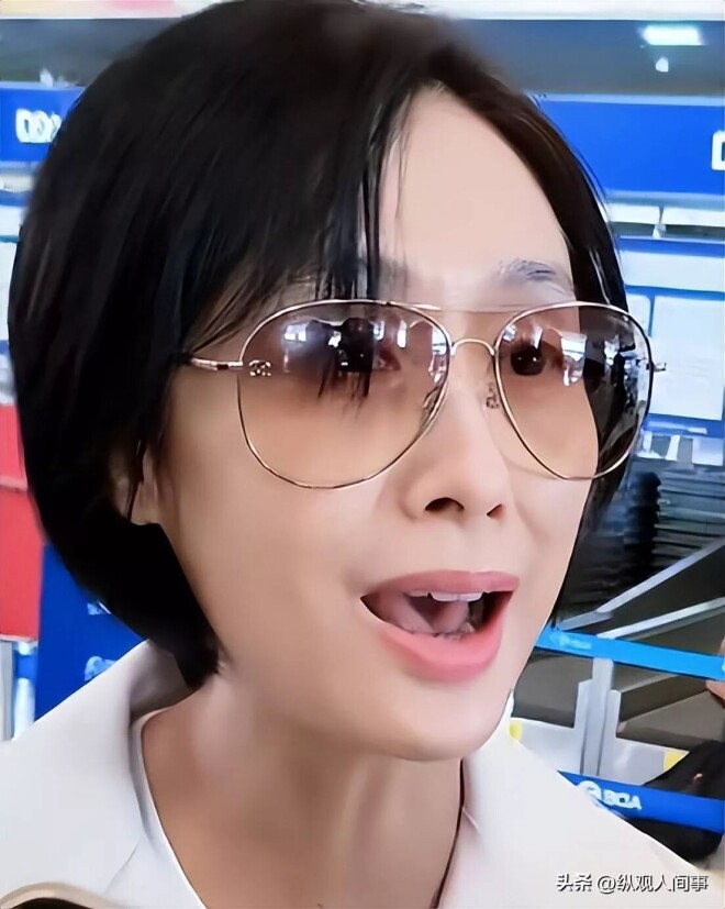 北京机场偶遇朱茵 穿的很潮生图黑又矮（配图14）