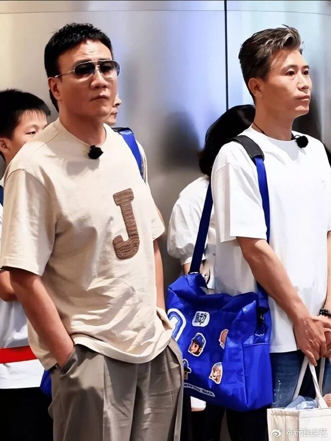 胡军一家四口现身英国 女儿长得像妈妈（配图22）