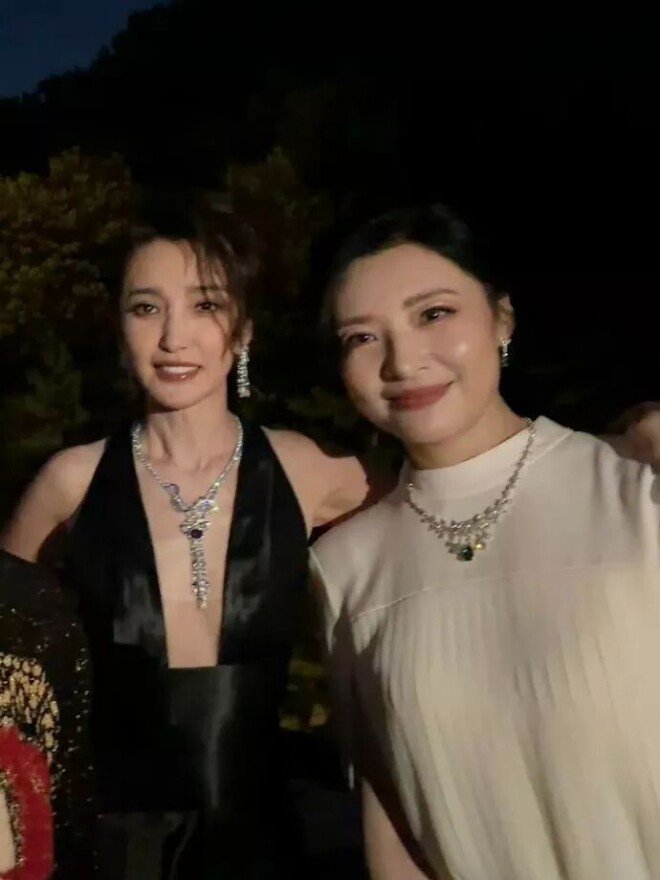 53岁李冰冰同框58岁周涛 一个冷艳一个知性优雅（配图2）