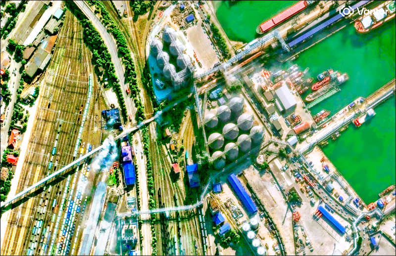 烏克蘭12日動用大批無人機、飛彈和無人艇，攻擊俄羅斯黑海港市諾沃羅西斯克（Novorossiysk），導致當地2座重要穀物設施暫停運作。俄國為全球最大的小麥出口國，其中大部分都經由諾沃羅西斯克等黑海港口運輸。（路透）