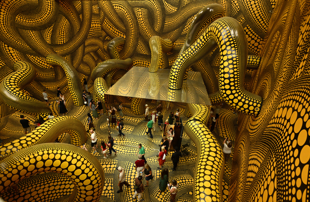 德國科隆路德維希博物館（Museum Ludwig）慶祝開館50周年舉辦草間彌生特展，圖為作品《無限鏡屋》。照片攝於今年8月2日。（法新社）