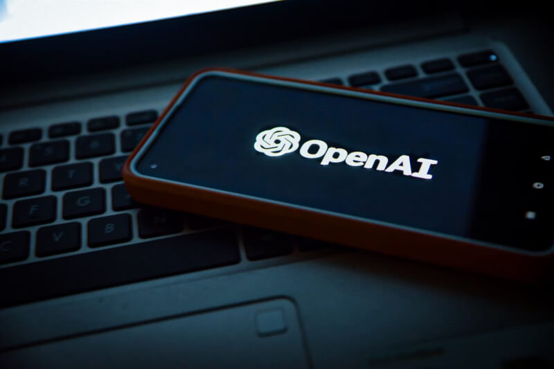 图为装置上的OpenAI标志。 （图取自Unsplash图库）