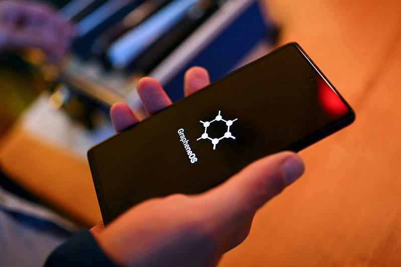 一支智慧型手机萤幕显示注重隐私与安全的行动作业系统「GrapheneOS」标志。 ...