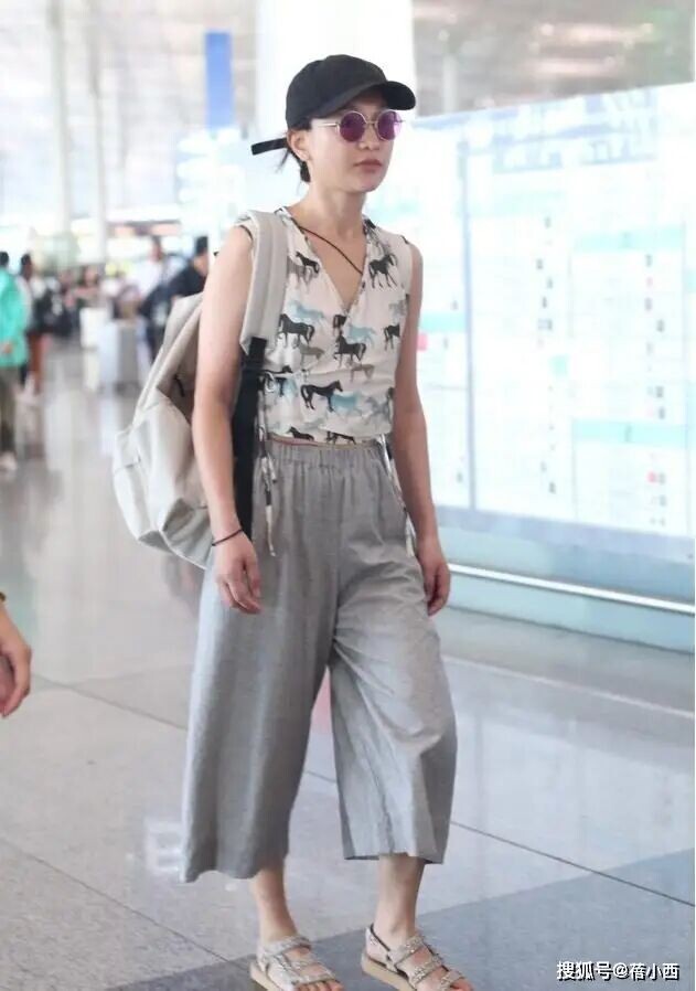 周迅真厉害 “裹2块布”就走机场上半身（配图4）