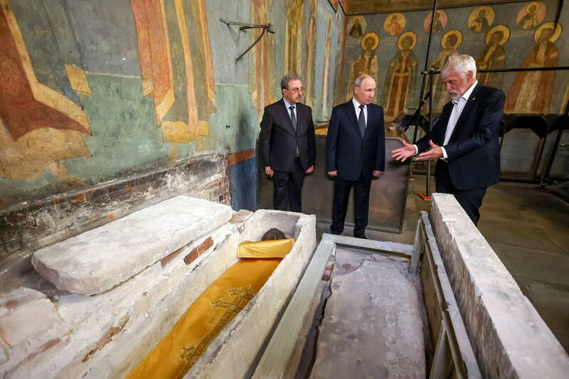俄羅斯總統普廷視察14世紀莫斯科大公德米特里．頓斯科伊遺骨，俄方計畫將其製成聖物匣送往烏克蘭前線。（路透）