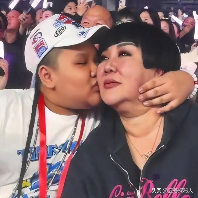 郭德纲二儿子长相太着急 和老妈共用一张脸