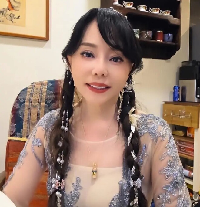 母乳12年同床15年 将儿子宠进监狱的狄莺罕露面（配图12）