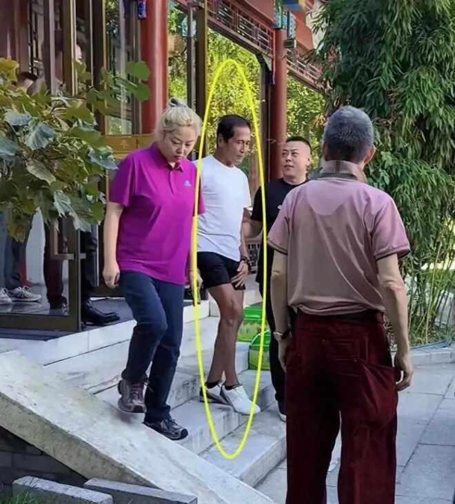 66岁齐秦聚餐被偶遇 下台阶步履艰难（配图1）