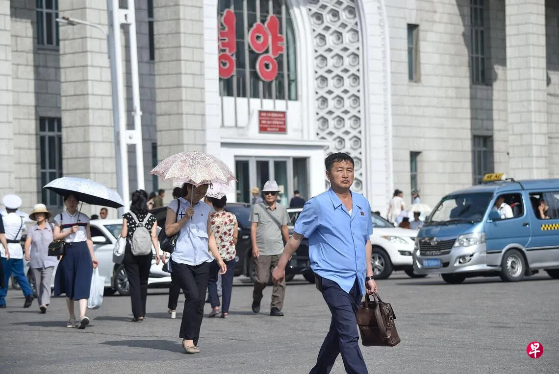 俄罗斯南部奥伦堡市长尤马迪洛夫高度评价朝鲜劳工，称他们“像机器人一样工作”，纪律严明、效率极高。图为朝鲜平壤火车站人来人往。 （法新社）