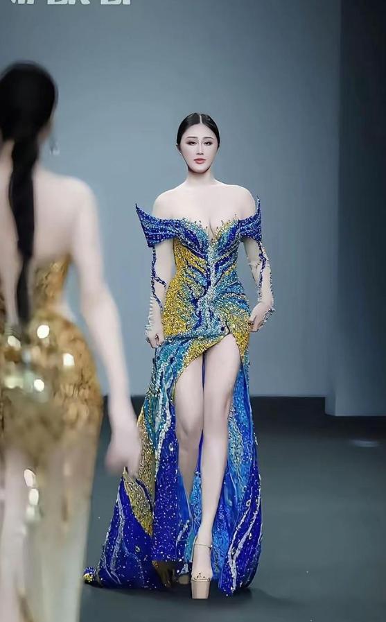 上海时装周名场面：选美冠军薛金猴T台滑倒