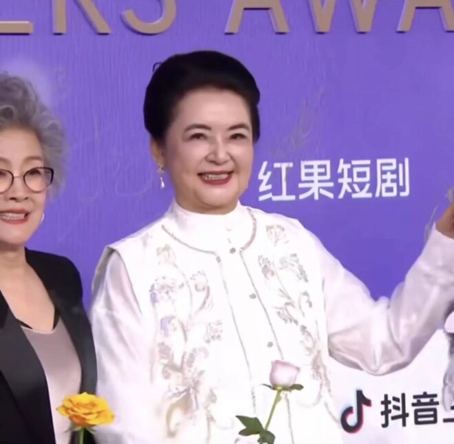68岁胡慧中亮相百花奖 又胖了一圈气质仍出众（配图2）