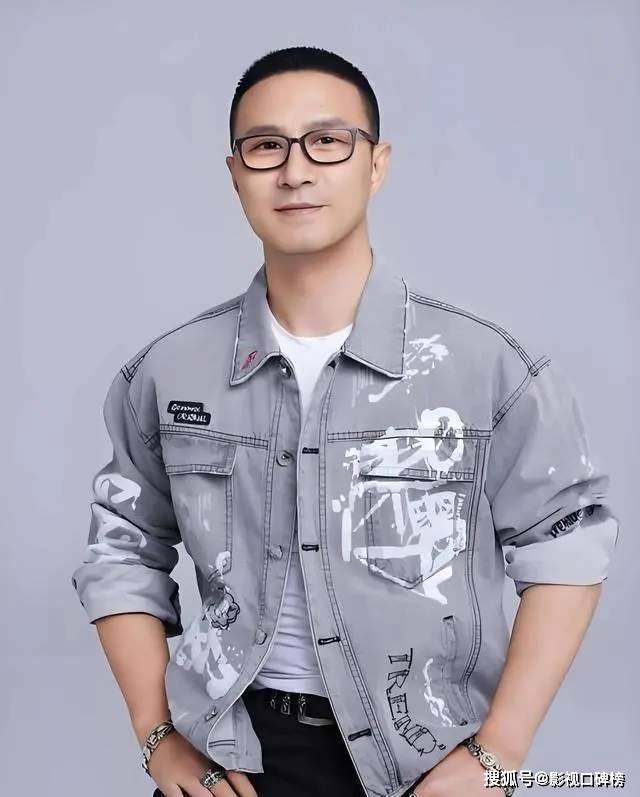 章子怡带娃看温网，母子三人穿搭都是英式老钱风