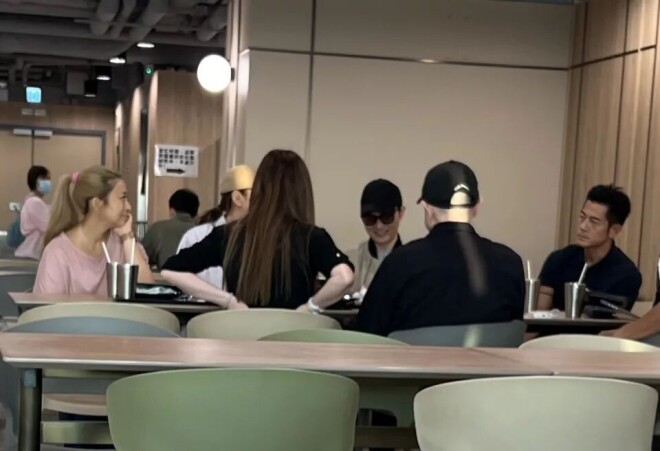 郭富城现身香港大学食堂吃饭 张智霖夫妇也在（配图2）
