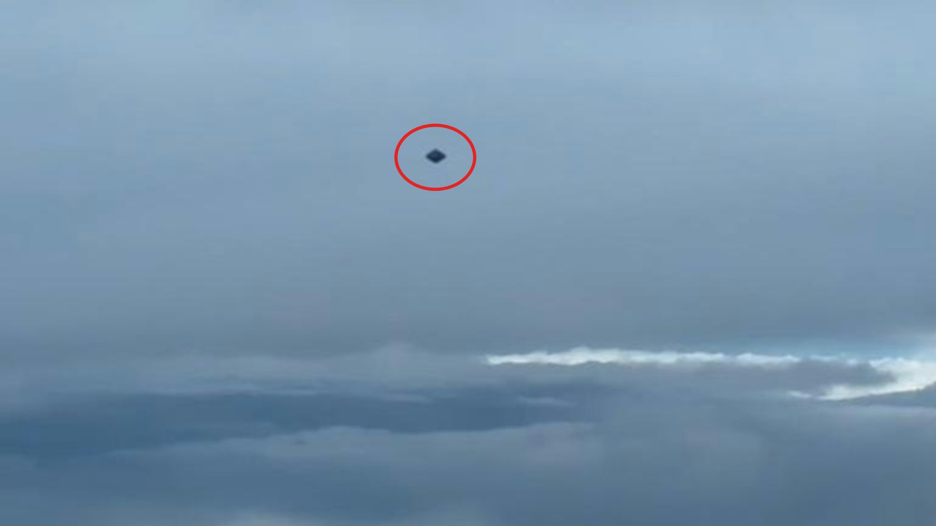 墨西哥驚現鑽石型UFO　高速航行卻無尾焰　軍機驚險擦身
