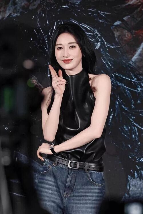 她比杨幂丰满皮肤比刘亦菲白 可惜就是红不了（配图22）
