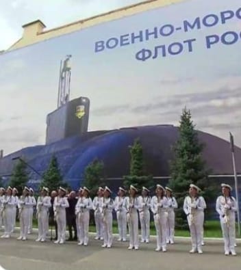 俄羅斯總統普丁出席聖彼得堡海軍節，被發現竟沒站在真的核潛艦前，而是用看板代替  &nbsp;&nbsp;&nbsp;圖 : 翻攝自 X / Nexta
