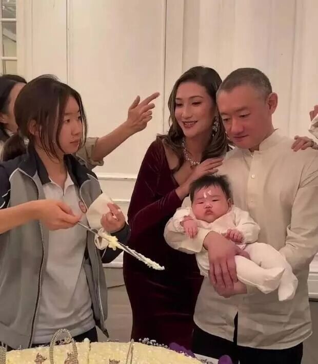 49岁汪雨为小女儿办百日宴 一家人其乐融融（配图2）