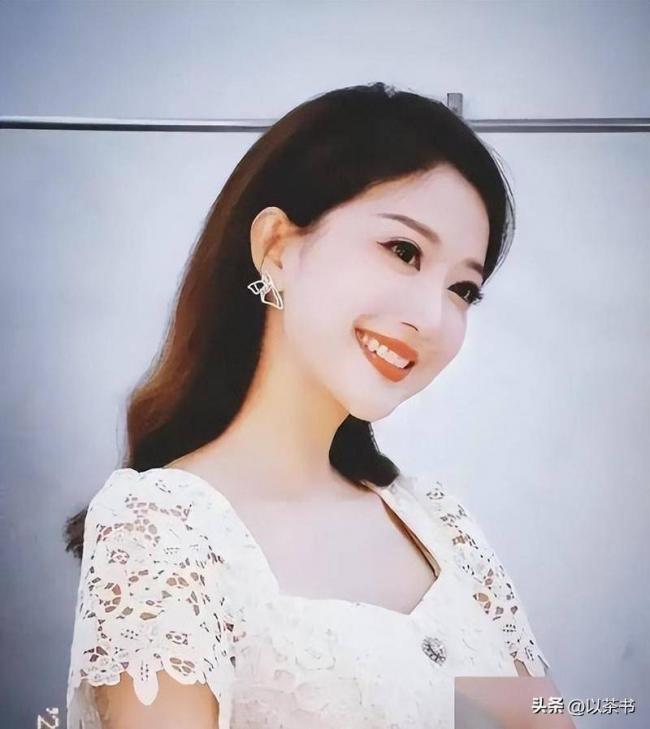 她比董卿知性、比周涛漂亮、39岁未婚育