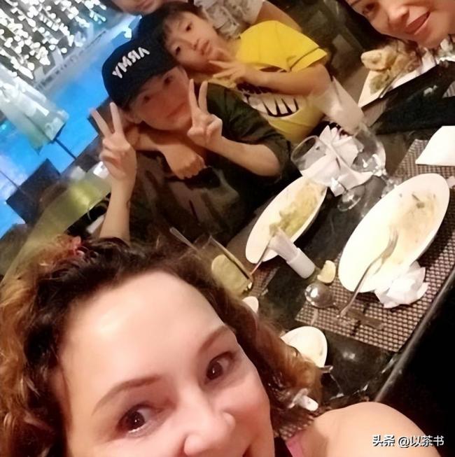 原来她是张柏芝妈妈 今68岁打扮时尚似少女