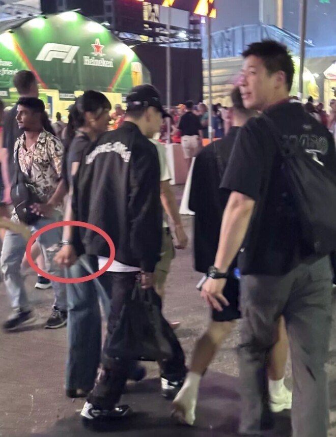 45岁林俊杰携女友新加坡逛街 全程牵手超宠溺（配图3）