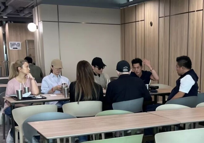 郭富城现身香港大学食堂吃饭 张智霖夫妇也在（配图1）