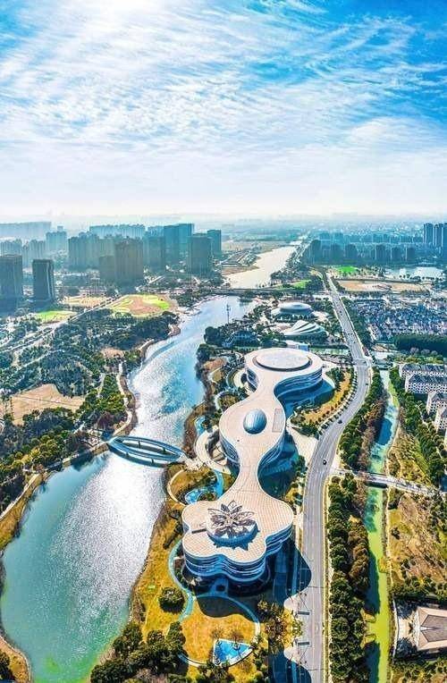 被美国抛弃后，他投奔中国带来千亿项目