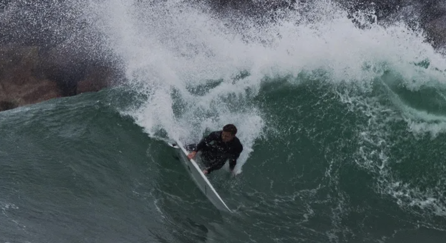 冲浪者的断腿在鲨鱼袭击后被冲上岸。文档希望重新连接它