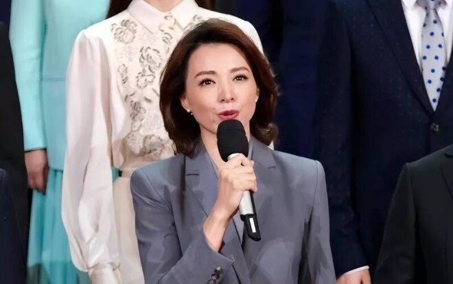 董卿现身敬一丹追悼会 头发染了但凌乱憔悴（配图3）